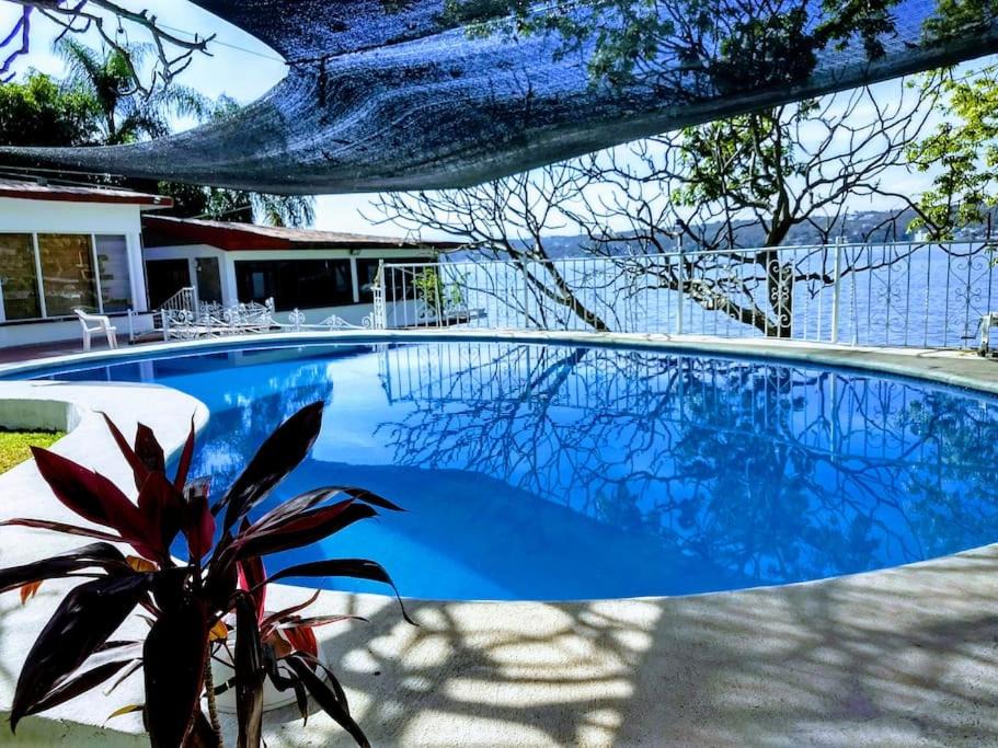 Tequesquitengo Apartment | Habitación independiente a pie del lago con AC