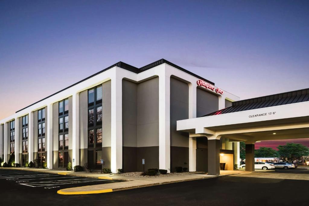 West Springfield Hotel | Hampton Inn West Springfield