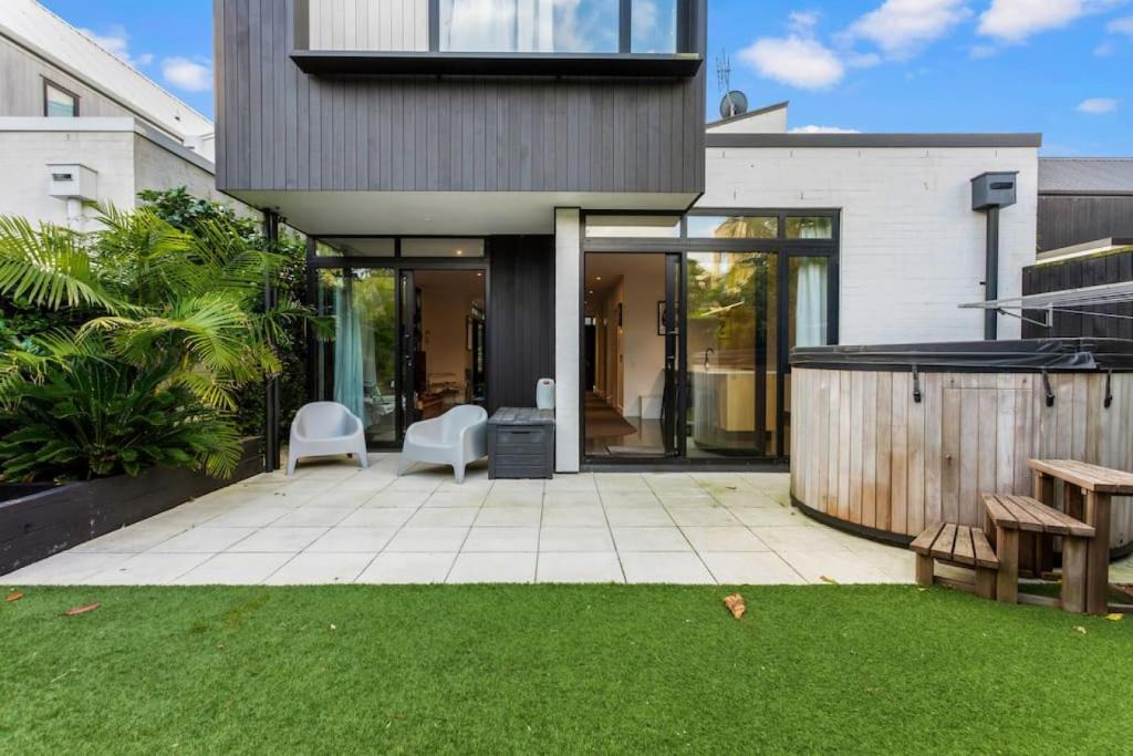 Hobsonville House | Havenview Residence with courtyard