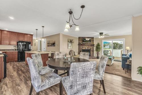 Brighton House | Hidn LakeFront -New Build-Private Beach-Fast WiFi