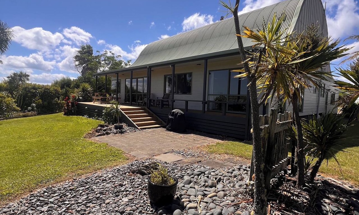 Cable Bay House | Hillside Barn - Just Minutes from The Beach