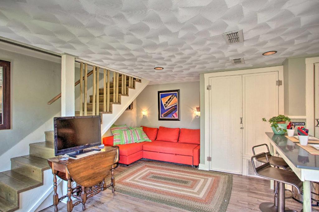 Fairmount House | Historic Fort Worth Cottage with Shared Pool!
