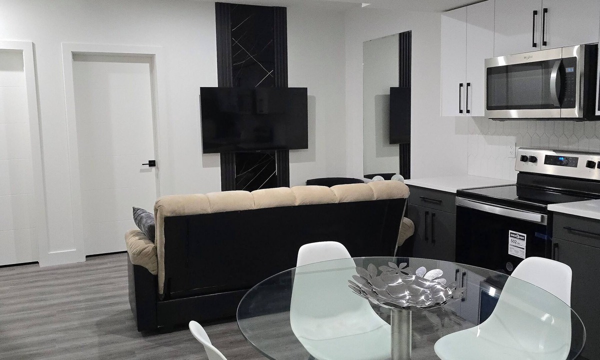 Northeast Edmonton House | HOME AWAY FROM HOME. 7min or less radius to all amenities and downtown Edmonton