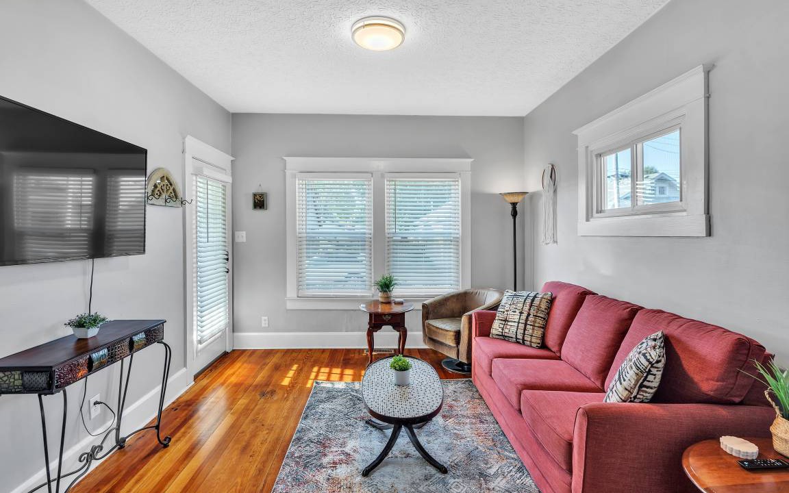 New Albany House | House ∙ 2 bedrooms ∙ 6 guests