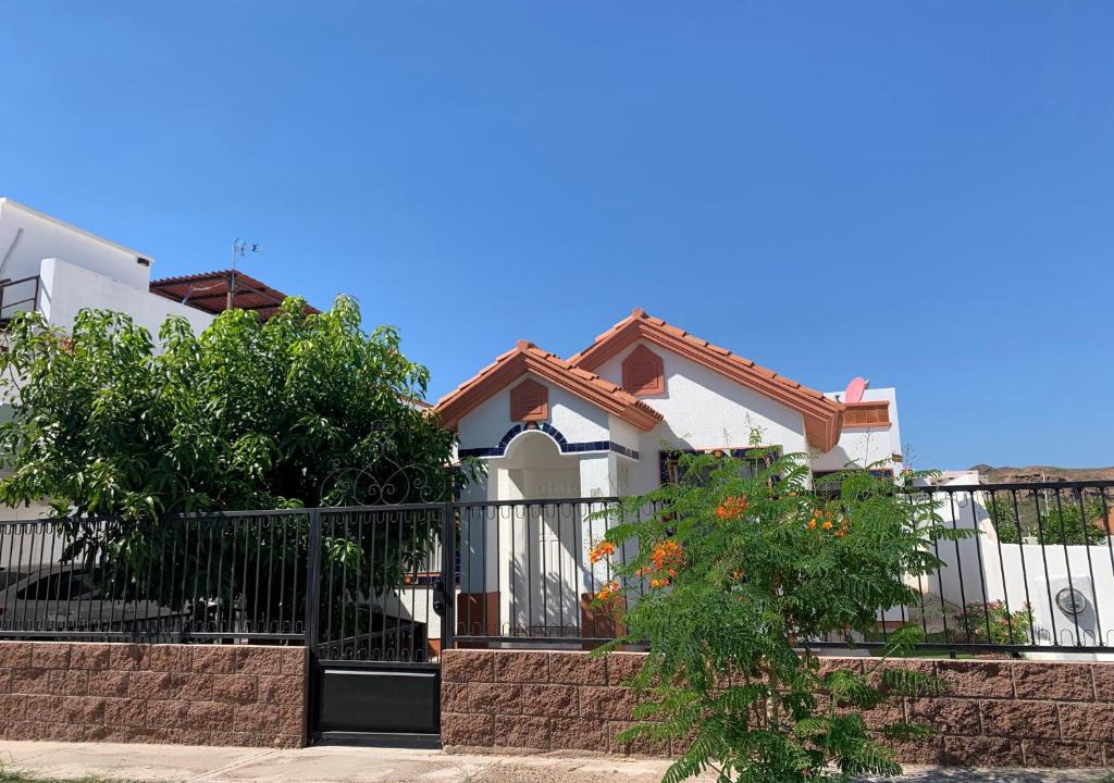 San Carlos House | House with enclosed yard- 1km to the beach- big garden