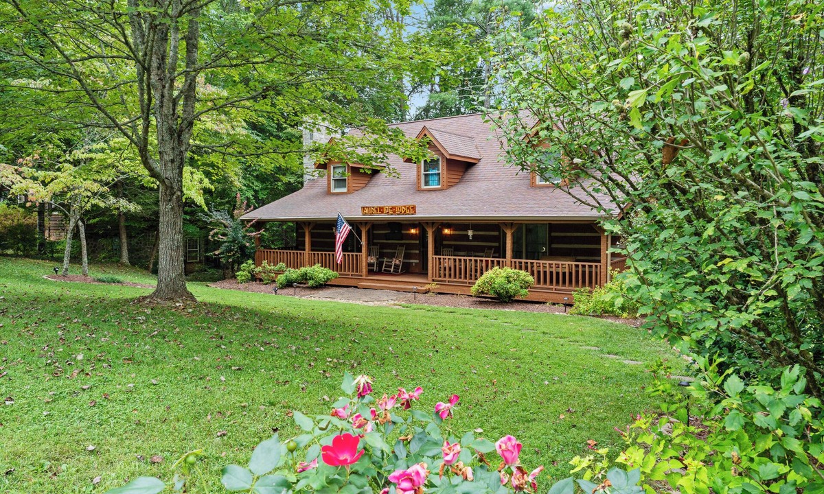 Townsend Cabin | HUGE FAMILY CABIN - 5 bdrm/4.5 bth, Game Room, Hot Tub, Playhouse, Bonfire Pit