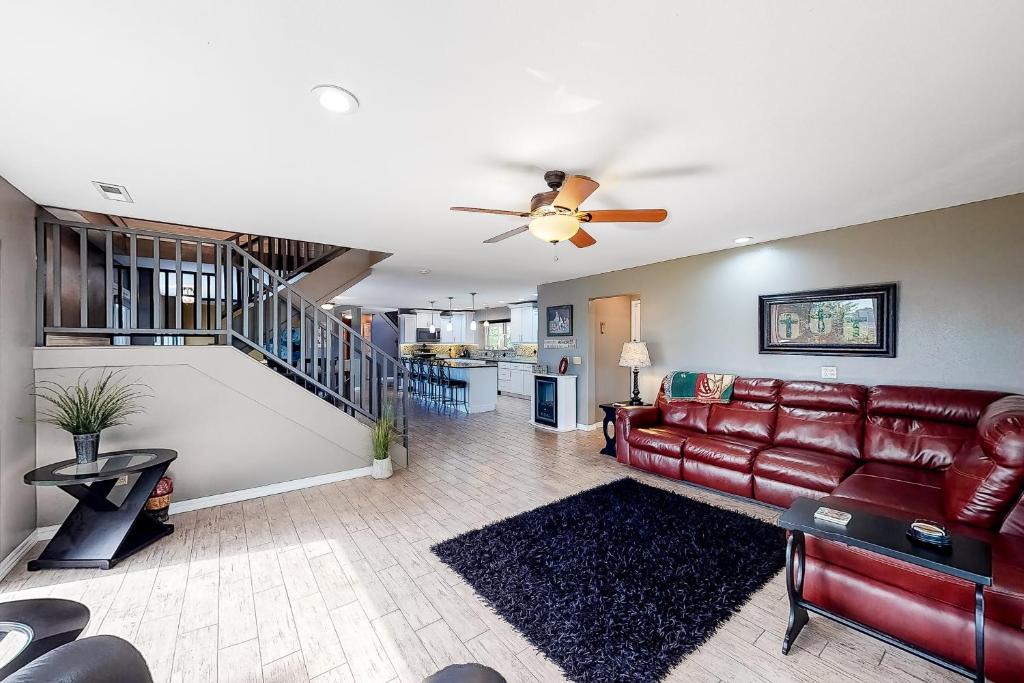 Branson House | Hummingbird Hills Hangout