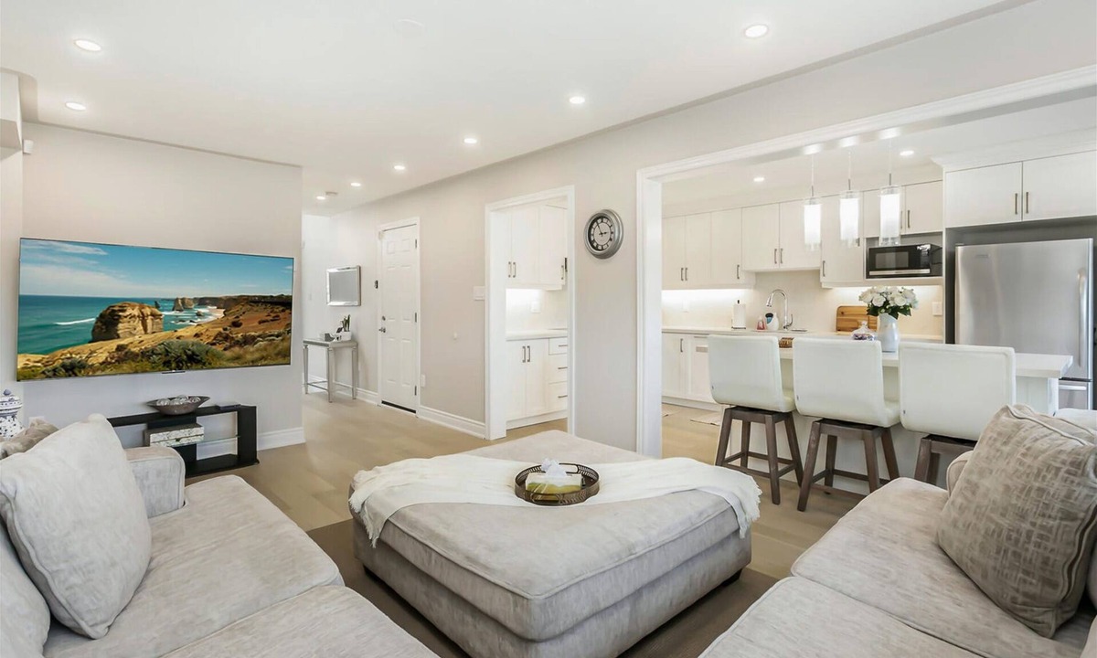 Vaughan House | Immaculate Pet & Smoke-Free Haven Near Wonderland