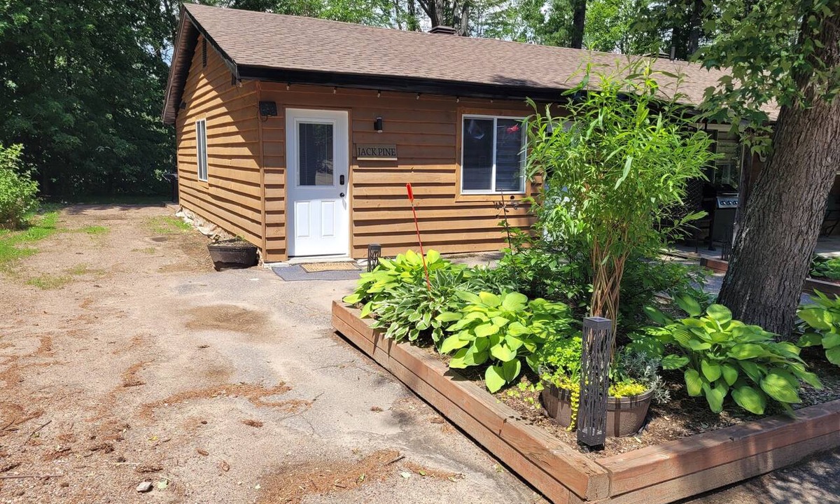 Petawawa House | Jack Pine Cabin at Pine Ridge Park