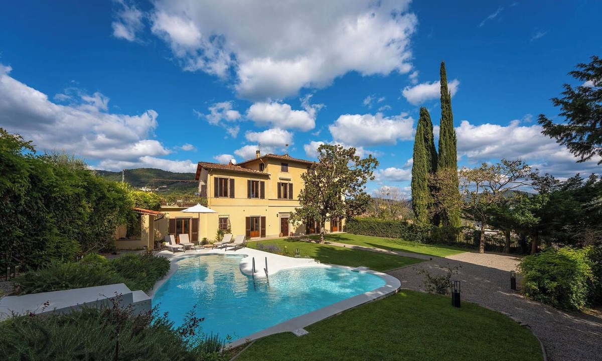 Compiobbi Apartment | L'Oleandro Apartment in villa with exclusive pool