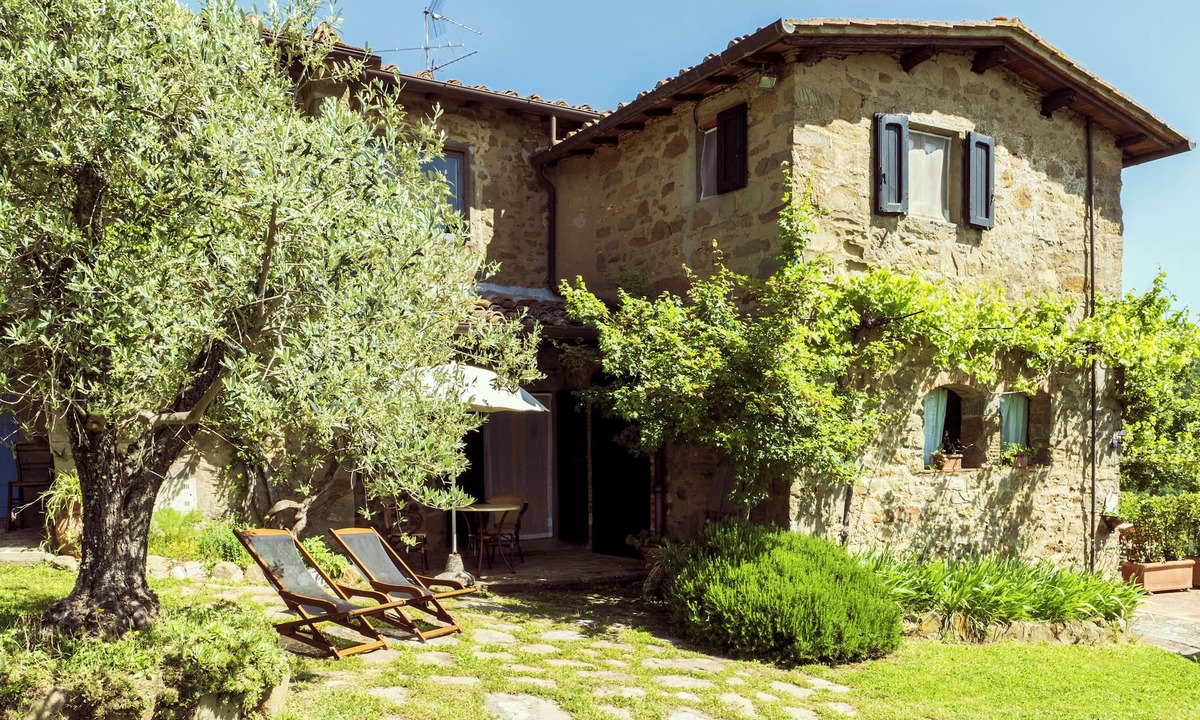 Greve in Chianti Apartment | La Loggetta apartment in farmhouse with swimming pool surrounded by greenery