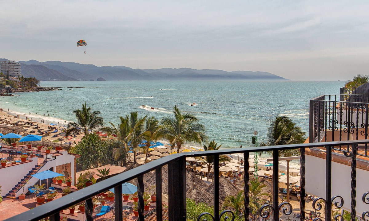 Amapas Condo | La Palapa beachfront fully renovated condo! In the heart of the Romantic Zone.
