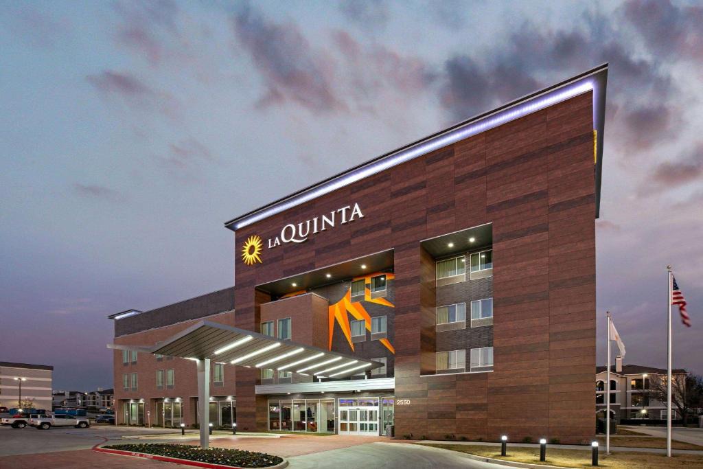Euless Hotel | La Quinta Inn & Suites DFW West-Glade-Parks