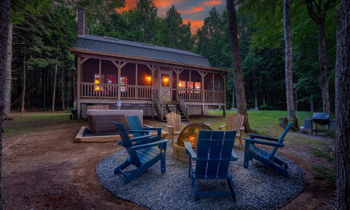 Ellsworth Cabin | Lake front, hot tub, kayak, paddle board, Dogs, Mount Desert Island, Bar Harbor!