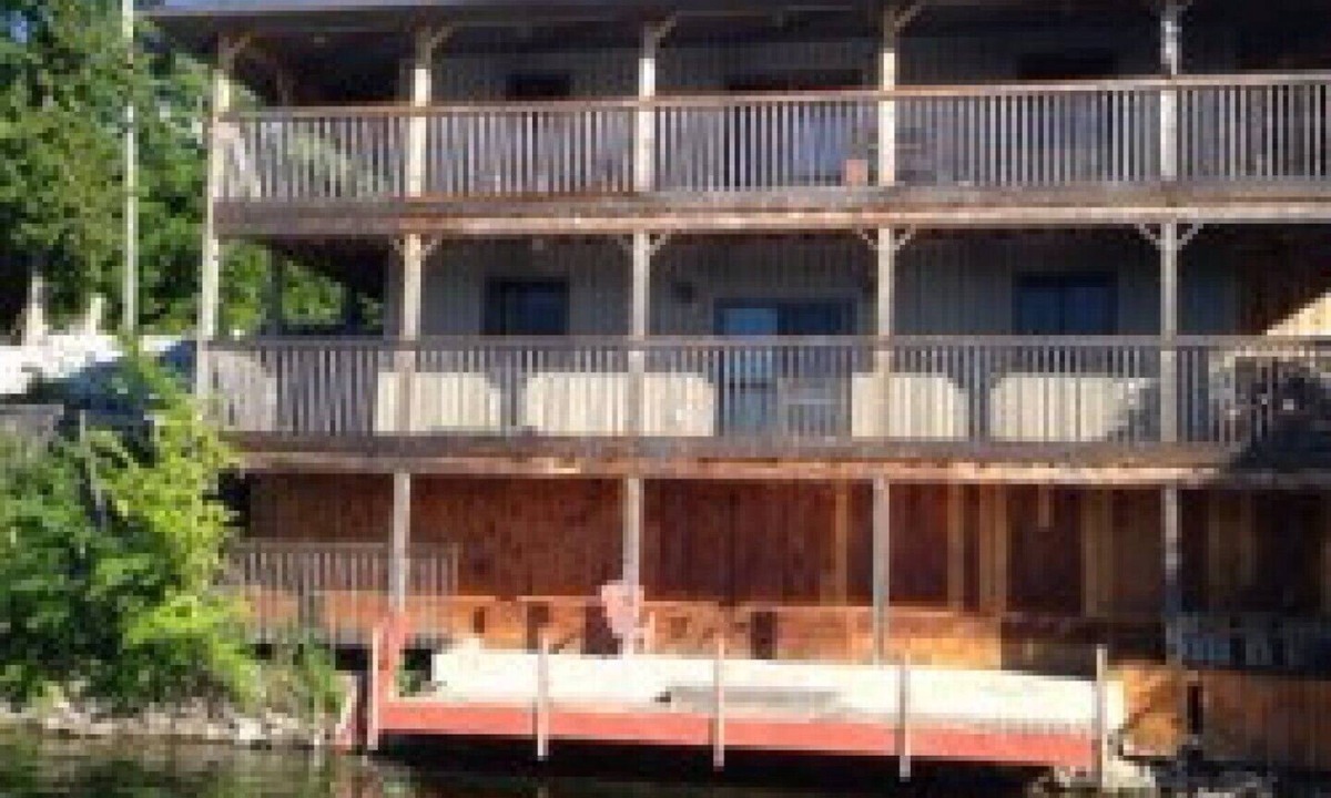 Frontenac House | Lake Front Residence Directly on the Water