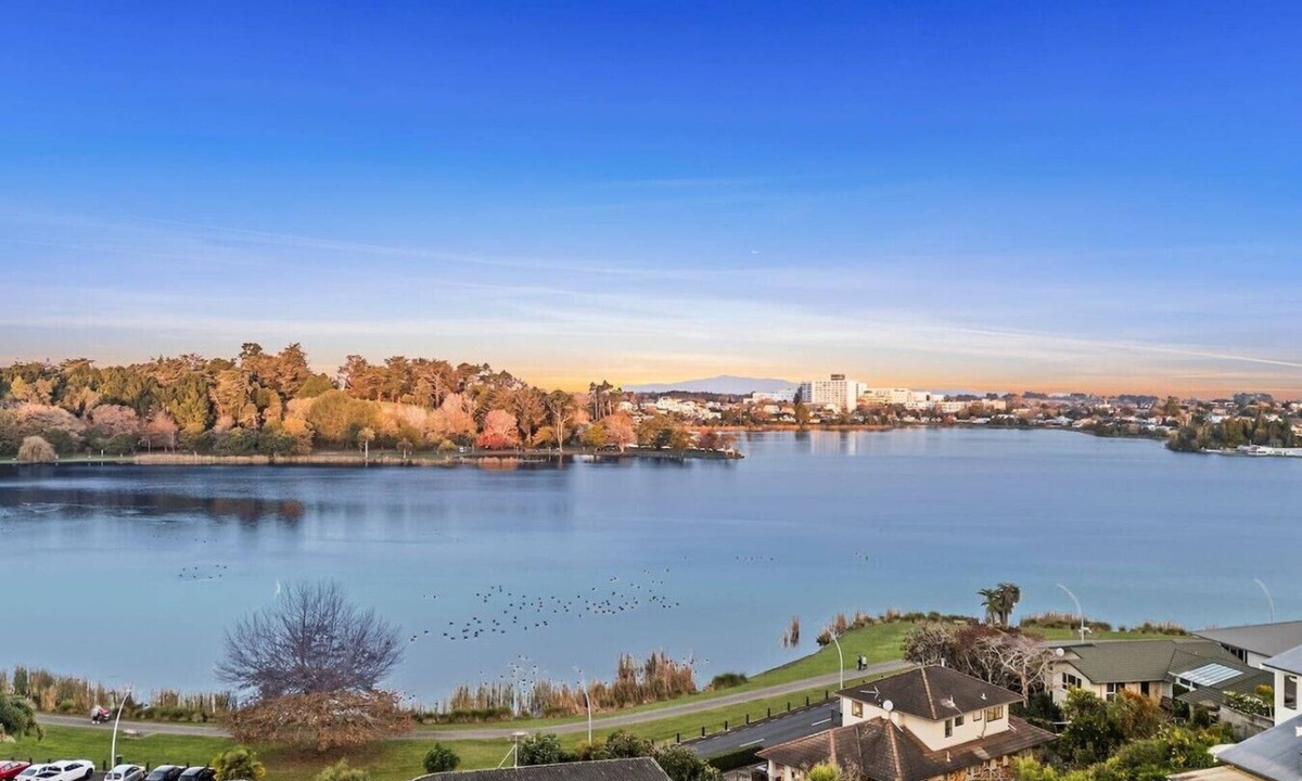 Frankton House | Lake View 2 Bedroom 2 Bath with Parking