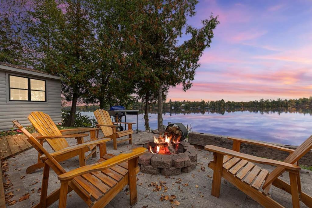 Erinsville House | Lakefront cottage with Fireplace Sauna Mini forest