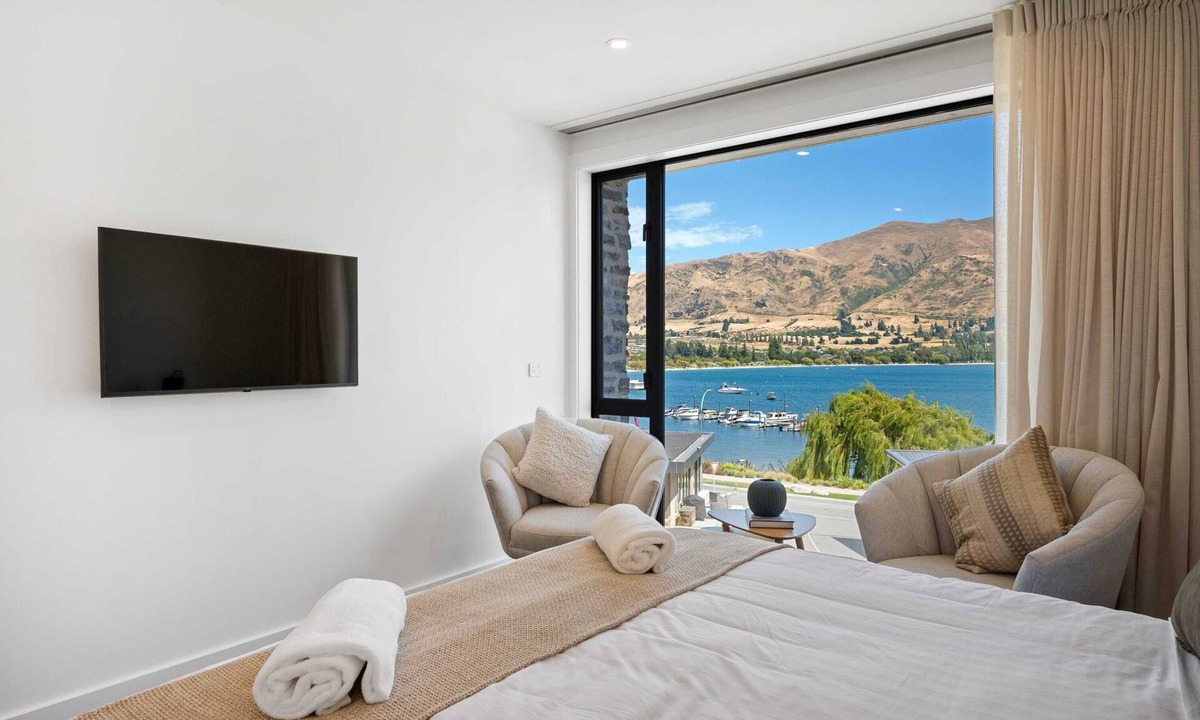 Wanaka Apartment | Lakefront Luxury Studio w/Hot Tub & Views