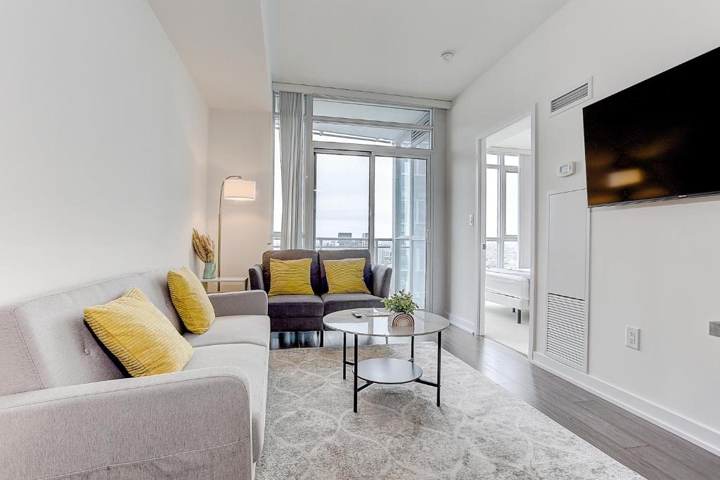 Bay Cloverhill Apartment | Lakeview 1 Bed 1 Den by Rogers Centre