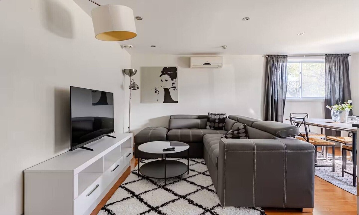 Laval Apartment | Large and Modern, furnished flat with two bedrooms Laval/Canada