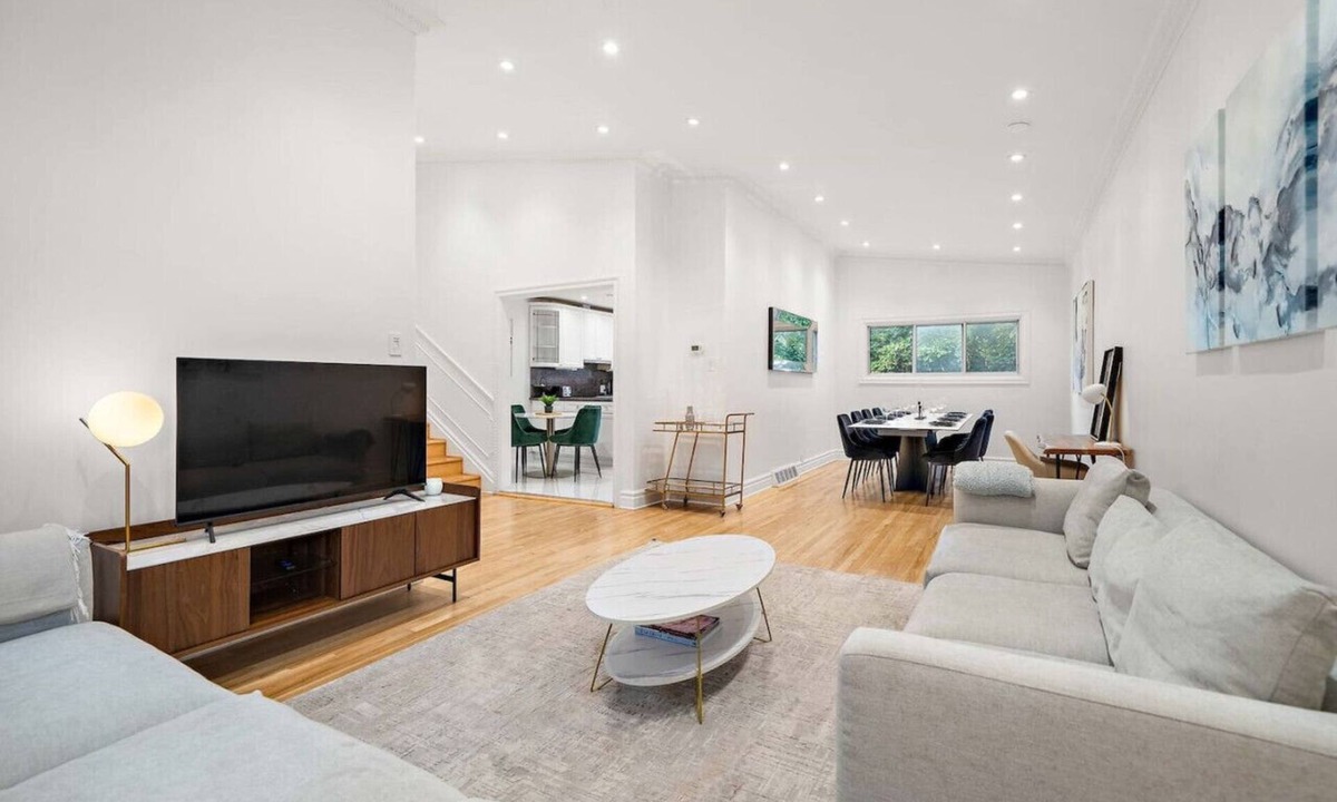 Cote-Saint-Luc House | Large House Private Terrace |Sleeps 16|3bath|