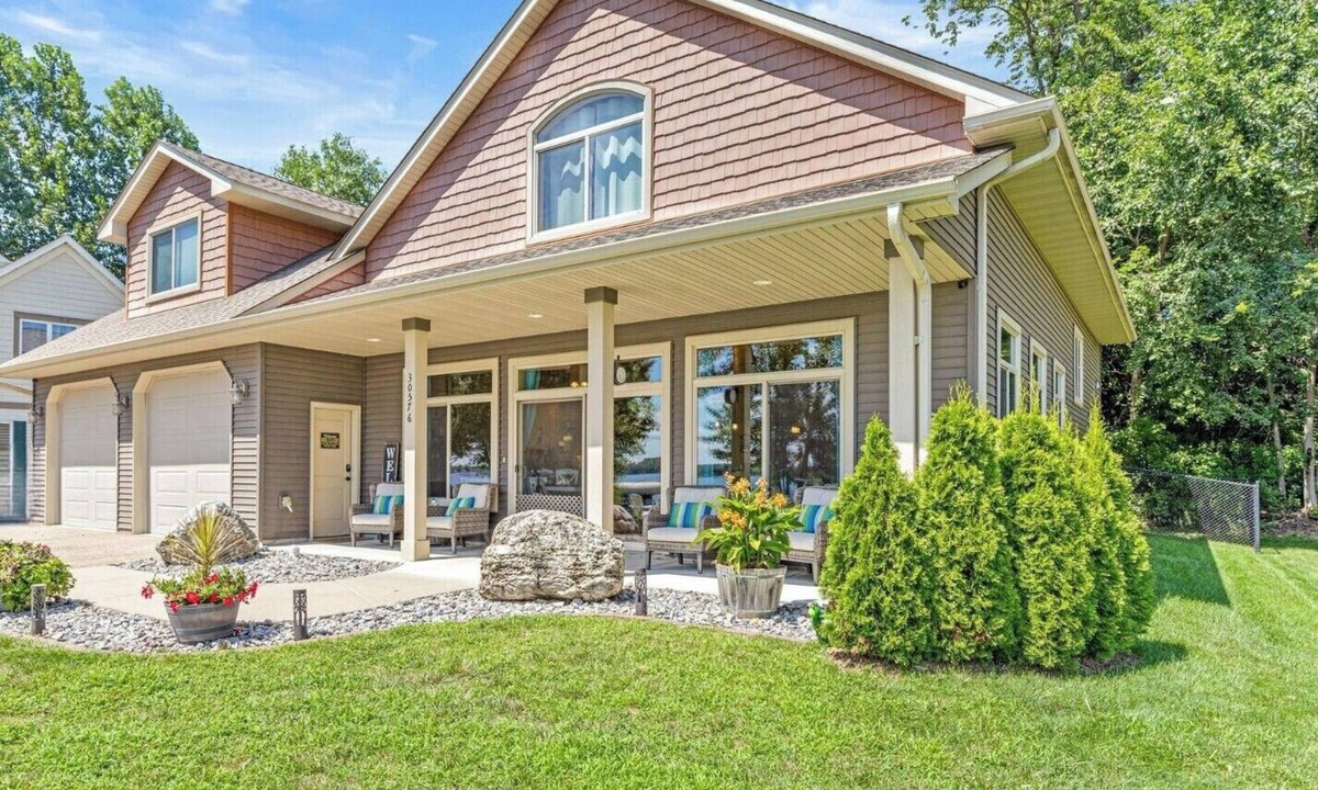 Lindstrom Cabin | LARGE Lakefront Gameroom Paddleboards