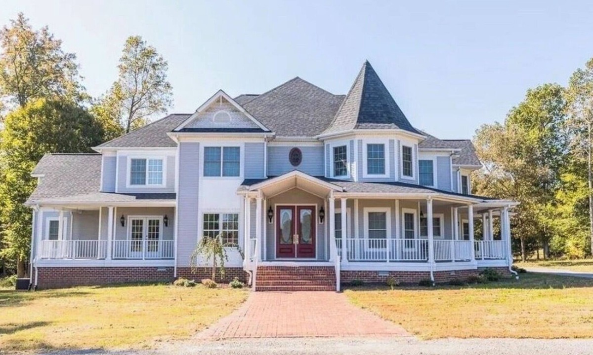 Mechanicsville House | Large, Victorian 5-bedroom house charming Mechanicsville