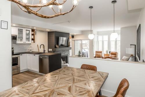 The Blue Mountains House | Lift Side Luxury Newly renovated walk to village