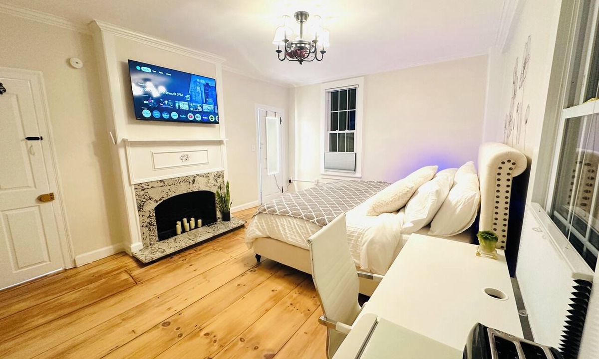 Exeter Apartment | Liz Room in downtown Exeter next to PEA