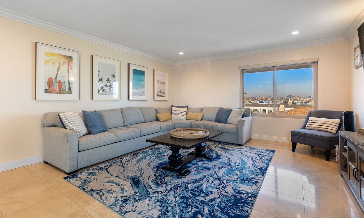 Balboa Peninsula Condo | Located right on the Balboa Peninsula, few steps from the beach and the harbor.