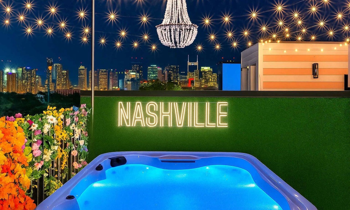 South Nashville House | Lux Party! 21 beds! Rooftop Pool Table/Hot Tub!