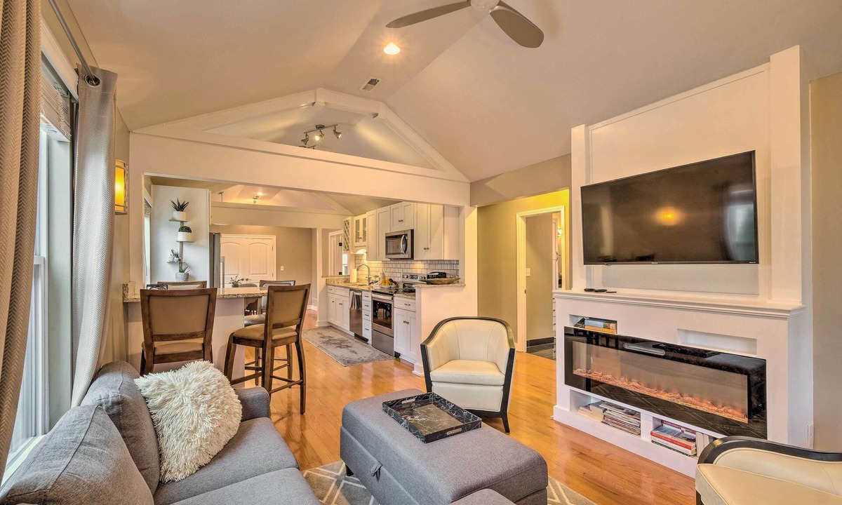 Lyndon House | Luxe Lyndon Home < 11 Mi to Dtwn Louisville!
