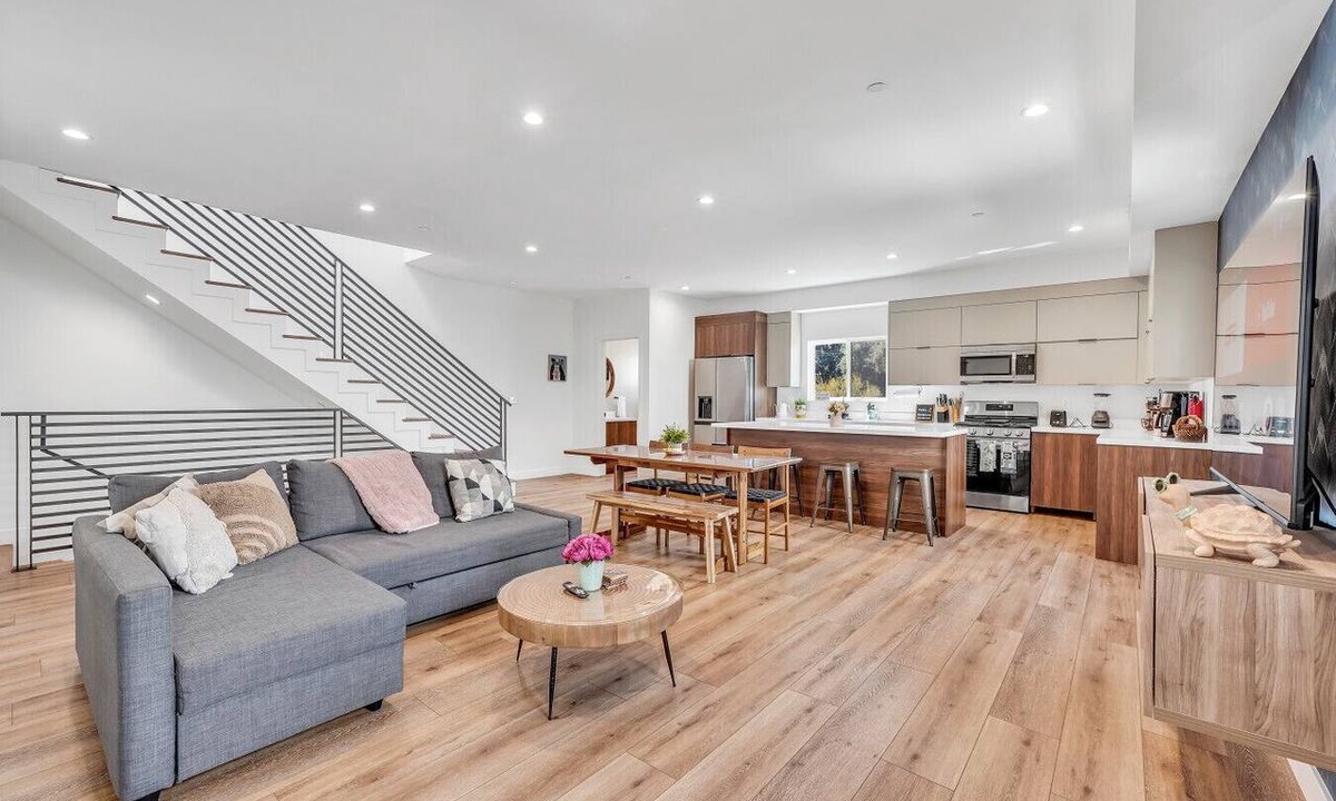 Sherman Oaks Condo | Luxurious Townhome W 3 Master Suites gated Parking