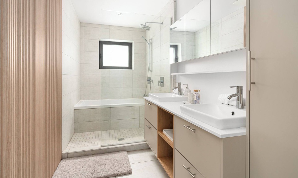 Laval Apartment | Luxury 2BR Waterfront Condo