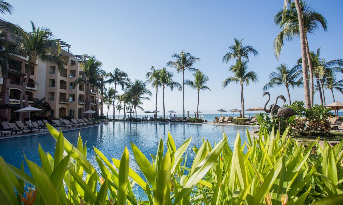 Flamingos Condo | Luxury Beachfront Villa – Summer & Fall Specials, Ocean Views, Pool & More!