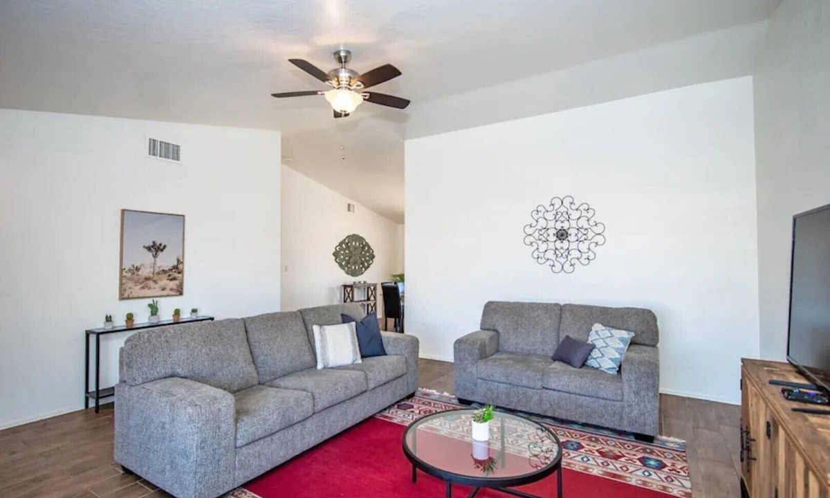 Yuma East House | LUXURY Living 2