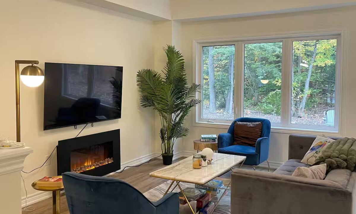 Gravenhurst Cottage | Luxury Muskoka Beach Retreat, Games Room & Hot Tub