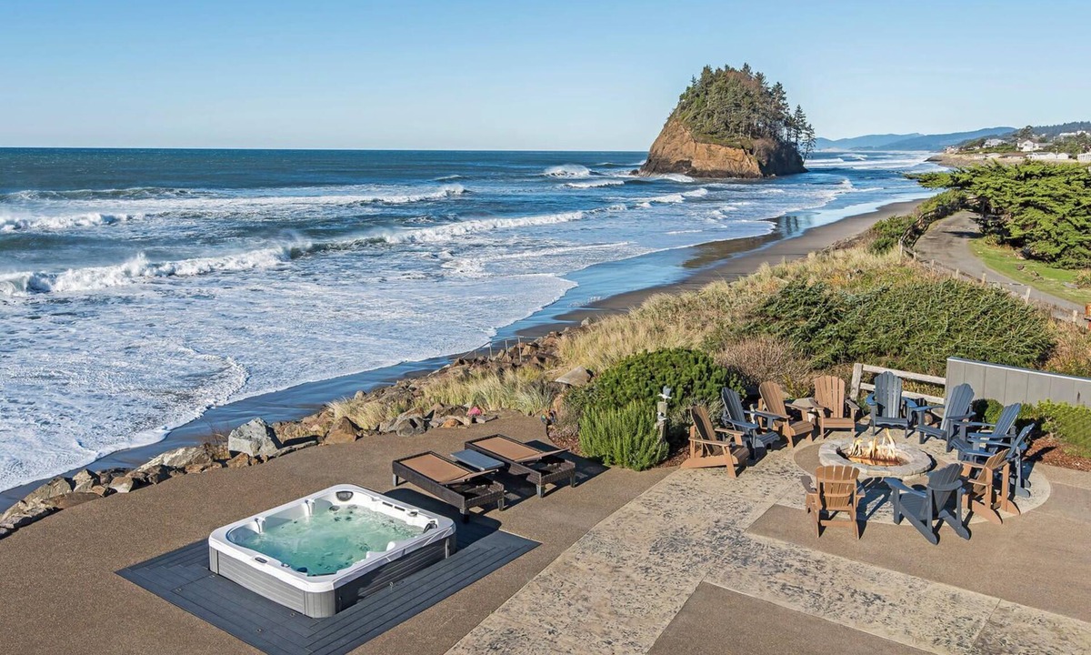Neskowin House | Luxury Ocean Front. 9 Bdrm, 7 bth. 7400 sq/ft. Theater room, game rm, hot tub