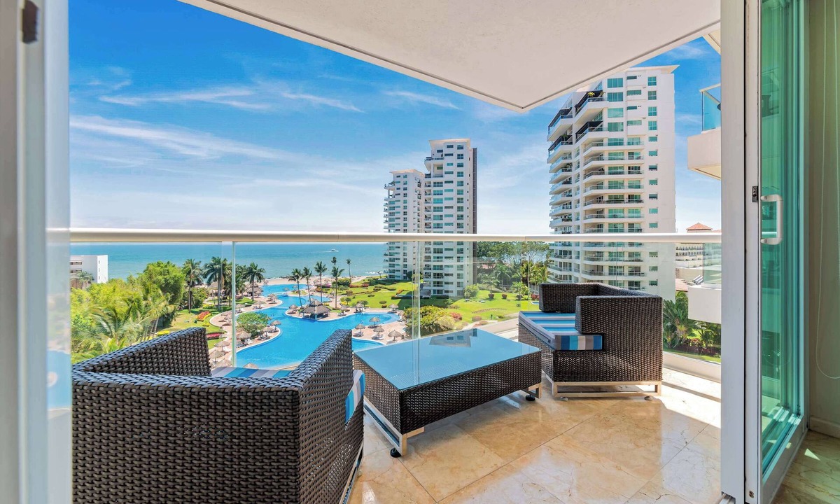 Marina Vallarta Apartment | Luxury Oceanfront 4BR Condo - Pool - Ocean View