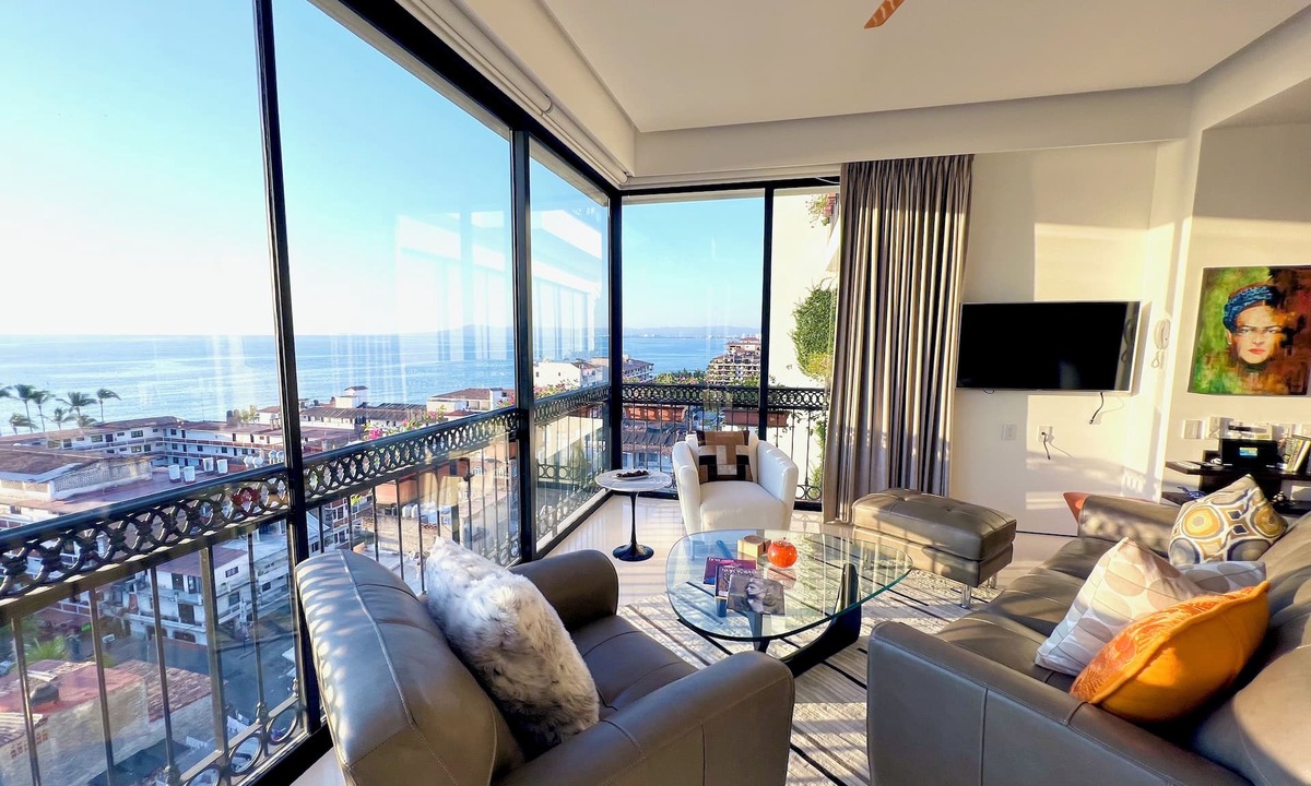Romantic Zone Condo | Luxury Pier 57 Unit with Pano Oceanview