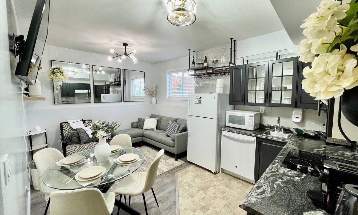 Saskatoon Apartment | Luxury Suite-Unique Quotes Space