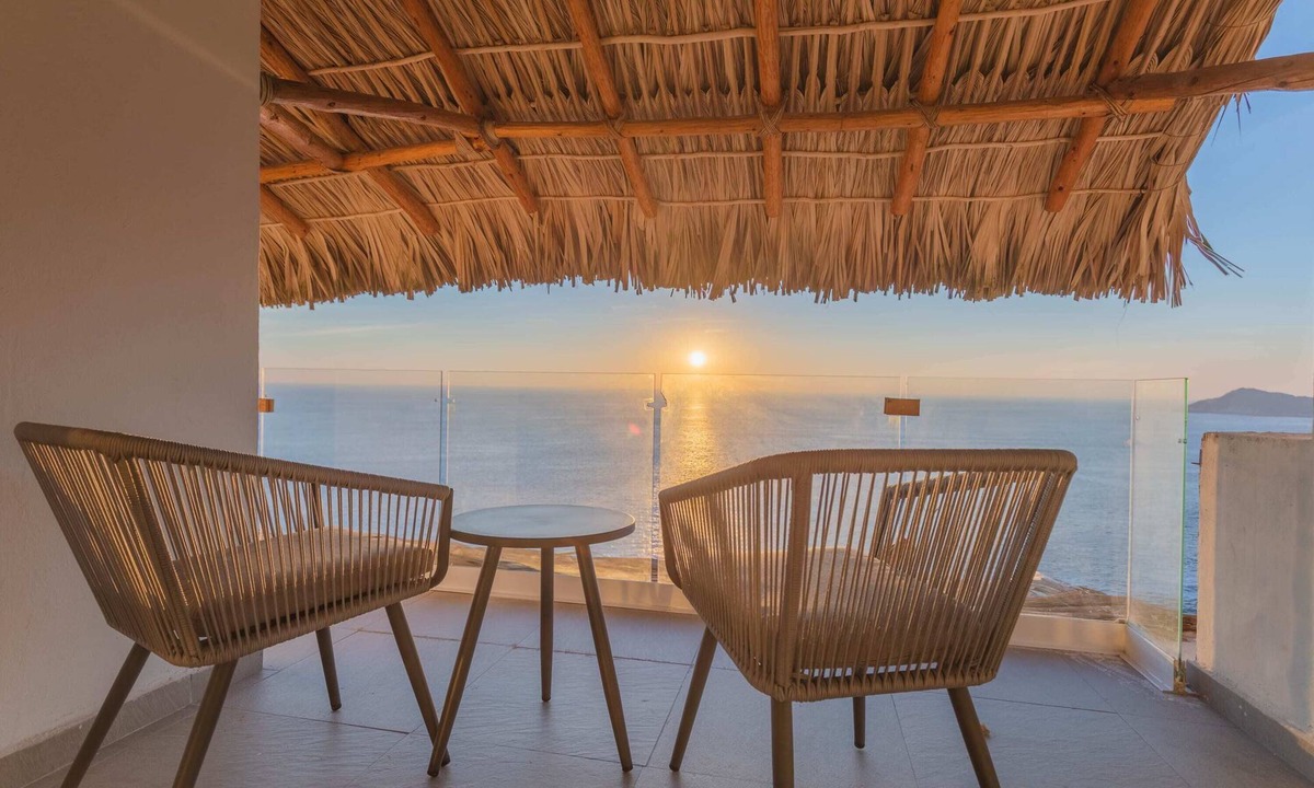 Brisas del Marques Condo | Magical sunsets, king bed, and pro service B403