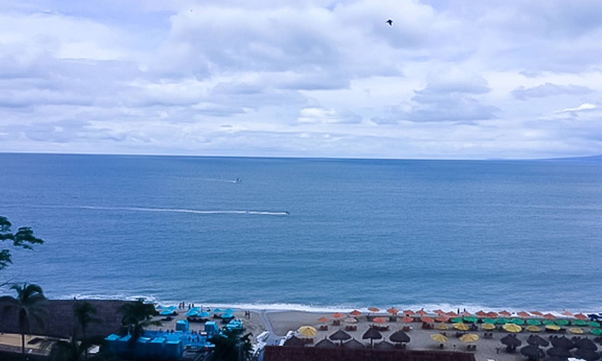 Amapas Condo | Magnificent Ocean Front 1 Bedroom Steps from Los Muertos Beach