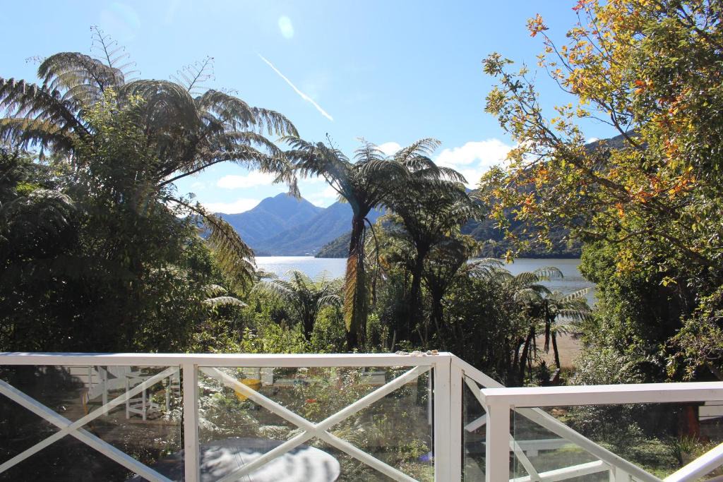 Havelock House | Mahakipawa Waterfront Hideaway - Belvue Bay Home