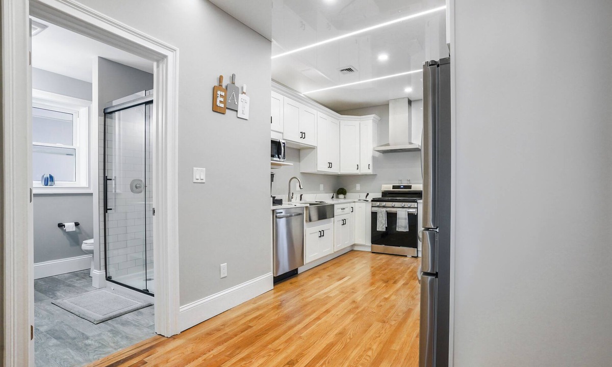 North Brookline Apartment | Modern 3BR 2BTH Apt in near MGH
