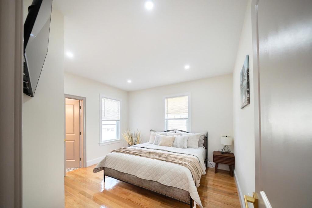 St. Marks Apartment | Modern 3BR & 3BA Boston Apt - Patio, Bathtub, Walk to Red Line 82