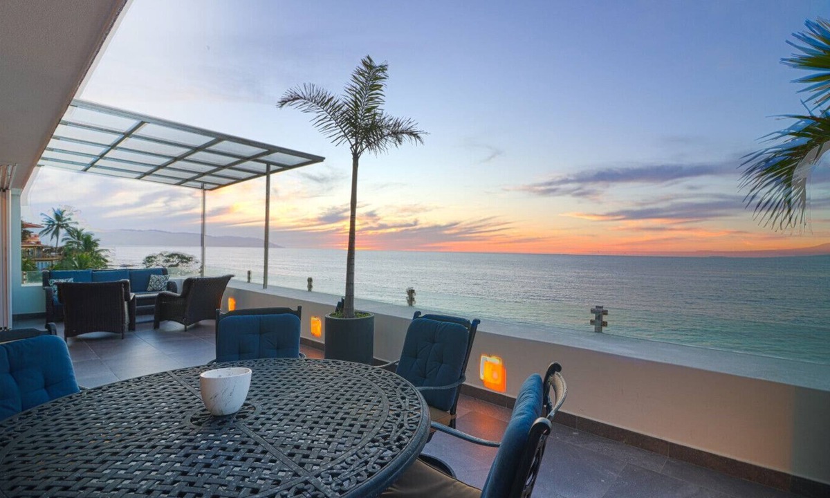 Conchas Chinas Condo | Modern Beachfront - Casa Caballito del Mar