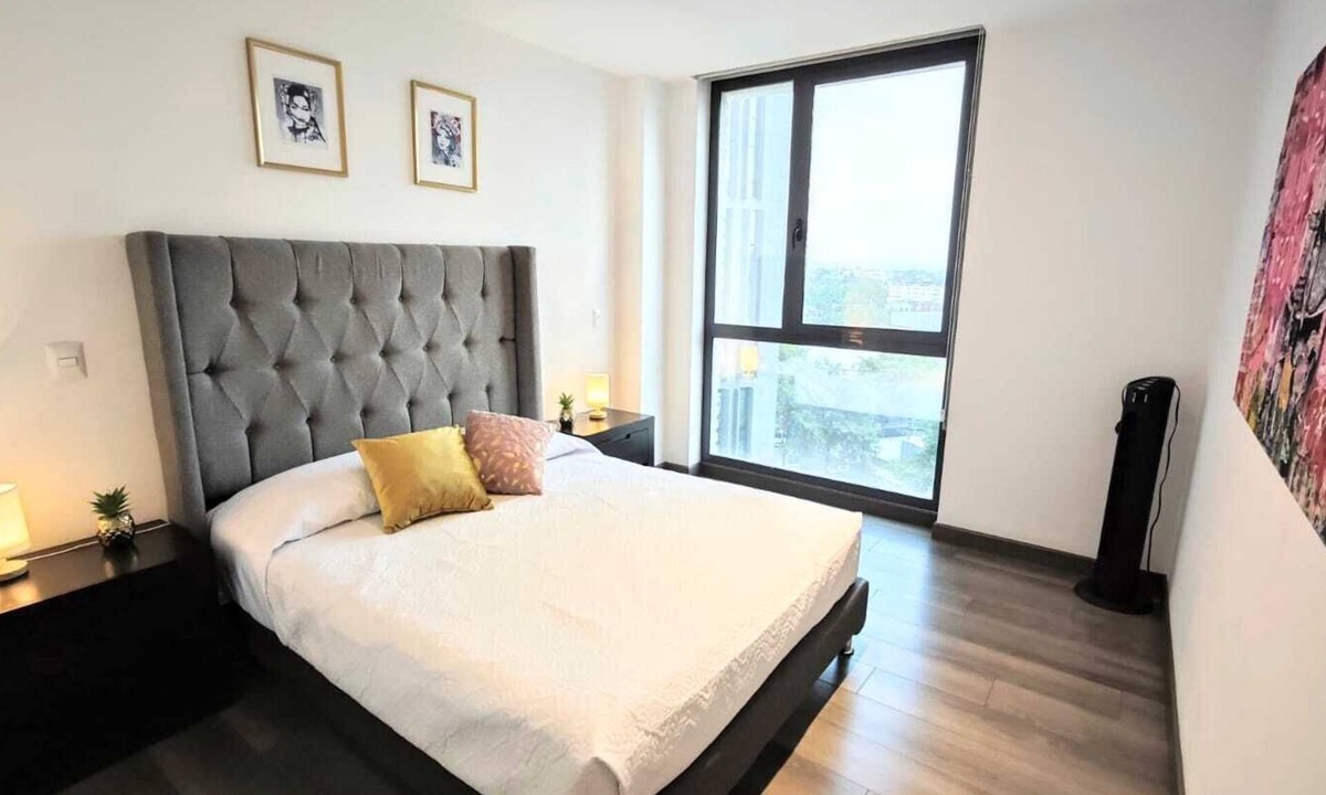 Granada Apartment | Modern Hi-Rise with Indoor Pool & Hot Tub