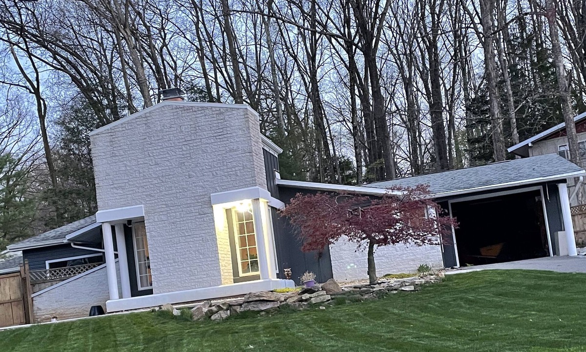 Park Forest Village House | Modern home with plenty of space to entertain.