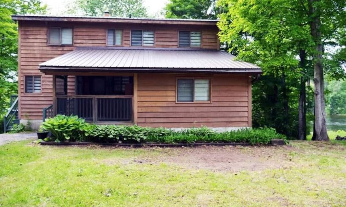 Dongola Hotel | Modern Lakefront Family Cottage + BBQ & Games